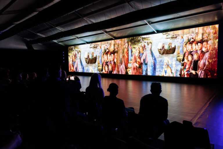 Zdjęcie przedstawiające salę kinową wystawy "Kaplica Sykstyńska Dziedzictwo"